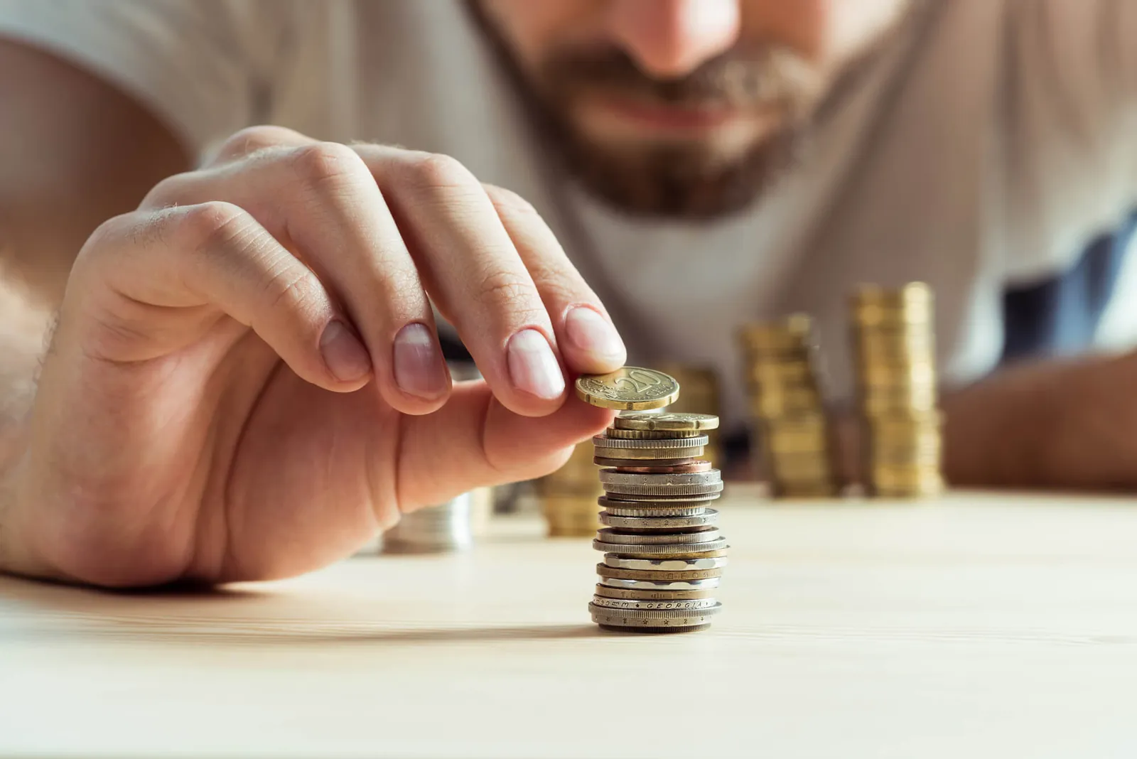 Juntar dinheiro mensalmente | Taxa Selic rumo aos 15%